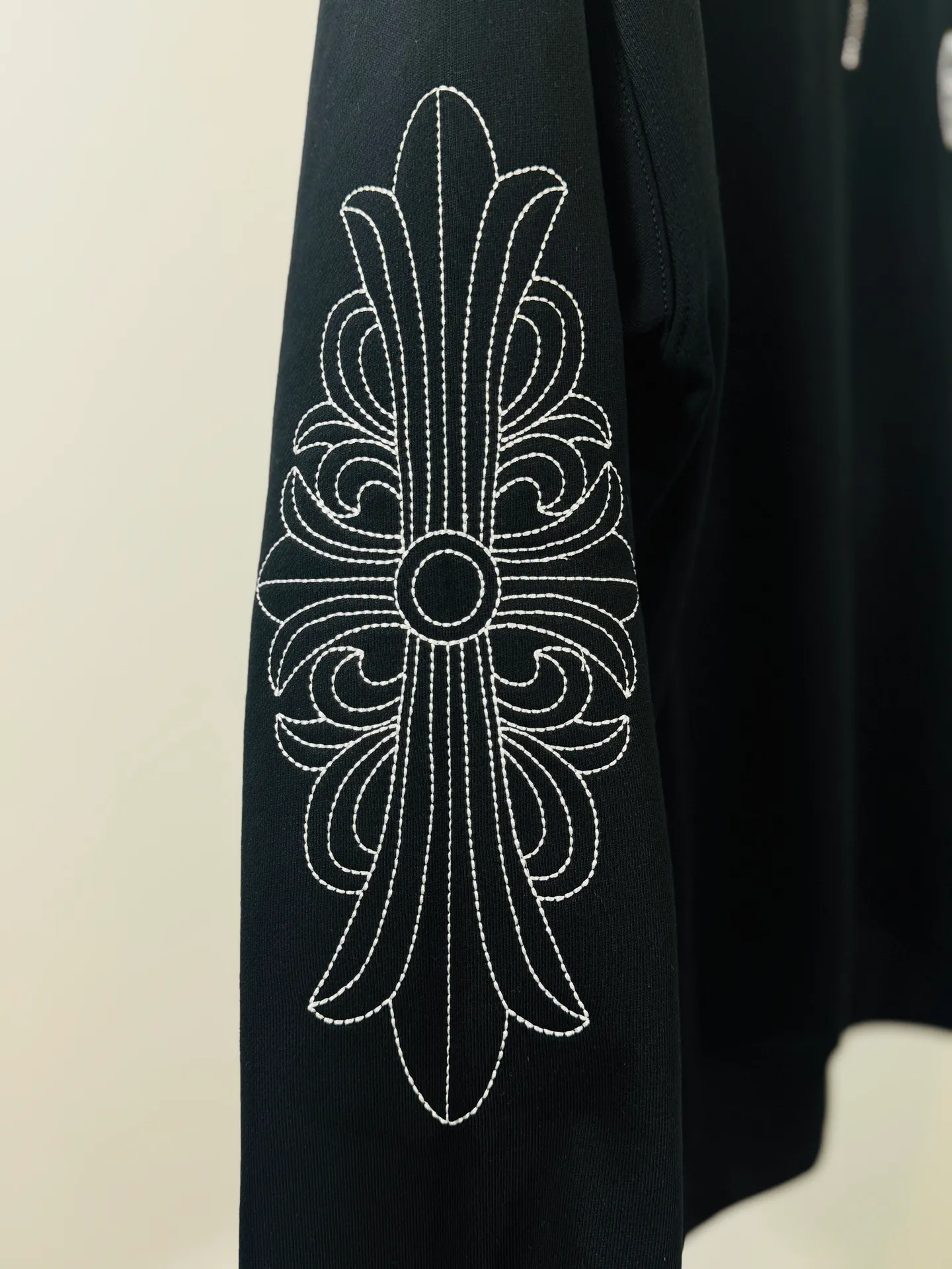 P290 top version, real shot without P, ​​different from market currency) 𝗖𝗵𝗿𝗼𝗺𝗲 𝗛𝗲𝗮𝗿𝘁𝘀/Cro Heart 2025 washed patch embroidery autumn and winter new original single counter American laser burnt 3D embroidery couple stand collar zipper casual sweatshirt 👑The highest version! Customized fabric 430g tripe terry fabric! American acid-washed and distressed original fabric laser burnt ✟appliqué embroidery and exquisite embroidery of letters! The best-selling model in the counter, very comfortable to wear. Accessories: original molded and authenticated collar label➕100% silk wash label. Genuine purchase-grade original hangtag➕matching hanging rope➕3D hanging beads➕original packaging bag. Craftsmanship: The original version has consistent wiring! The highest version of the armhole matching technique! Color: White Black Size: S M L XL Style Number: 25-379